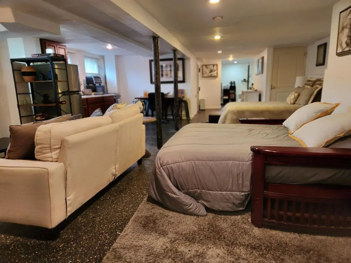 Cozy Studio; Lower Level Unit New York